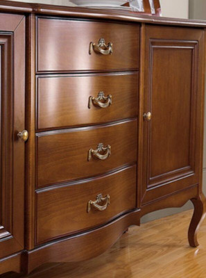 Vero armadio in legno fatto in casa, modello classico della cassettiera.