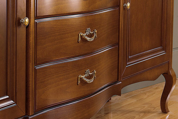 Vero armadio in legno fatto in casa, modello classico della cassettiera.