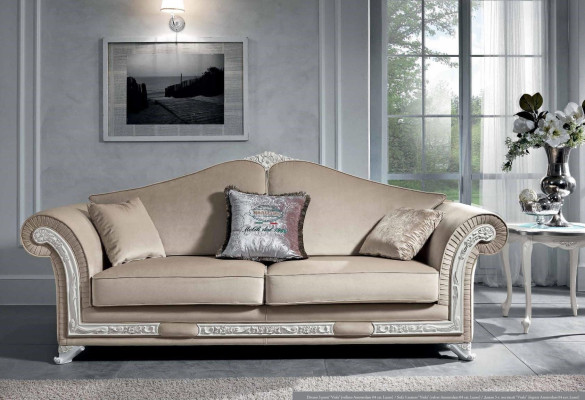 Set da soggiorno classico composto da 9 pezzi nei colori beige e bianco.