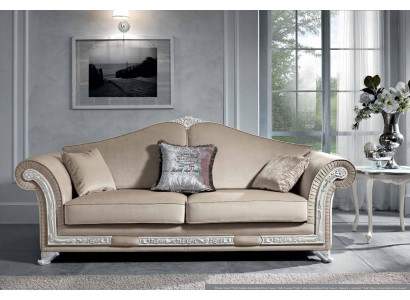 Set da soggiorno classico composto da 9 pezzi nei colori beige e bianco.