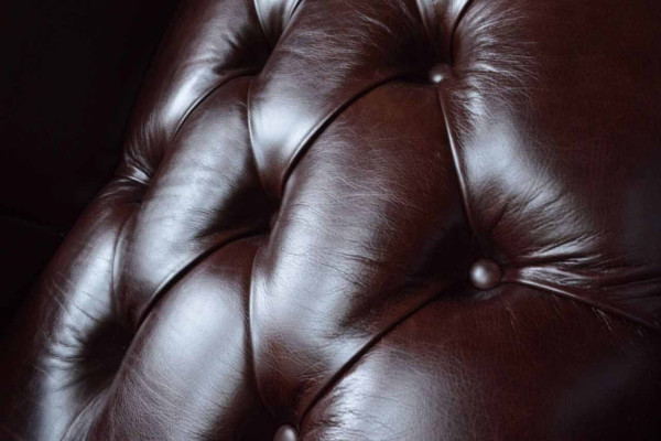Poltrona monoposto marrone in pelle design Chesterfield per soggiorno.