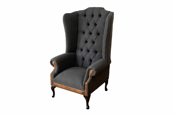 Poltrona Chesterfield grigia in tessuto classico per il soggiorno.