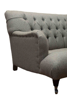Divano grigio a tre posti di lusso, divano design Chesterfield a due posti.