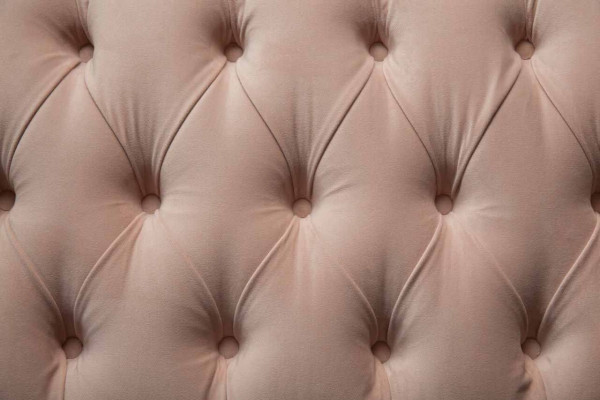 Divano 3 posti Chesterfield, rivestito in tessuto rosa.
