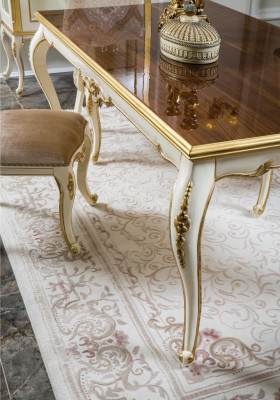 Tavolo da pranzo francese in stile classico barocco e rococò nuovo.
