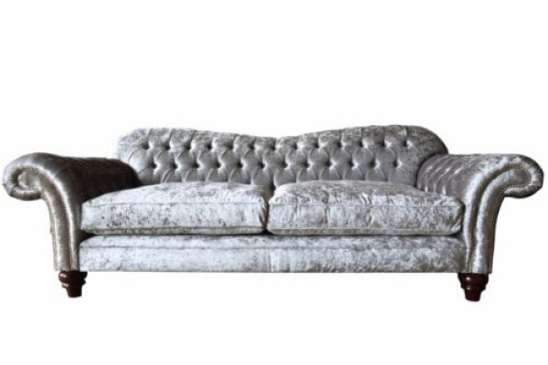 Sofà Chesterfield classico di lusso con tre posti a sedere in grigio.