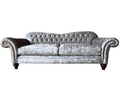 Sofà Chesterfield classico di lusso con tre posti a sedere in grigio.