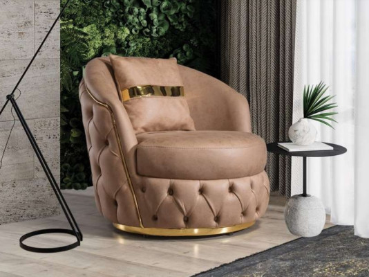 Una poltrona lussuosa e moderna in un tono beige chiaro di Chesterfield.