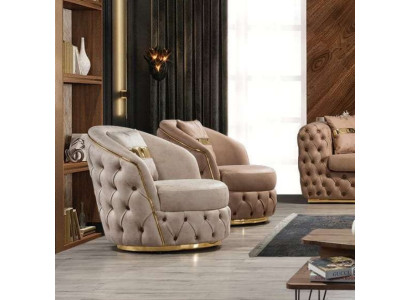 Una poltrona lussuosa e moderna in un tono beige chiaro di Chesterfield.