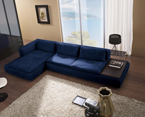 Divano angolare a L blu in tessuto per divani imbottiti.