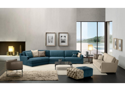 Divano design a L imbottito in tessuto blu per il soggiorno.