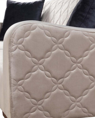 Beige divano a tre posti elegante in velluto per il salotto.