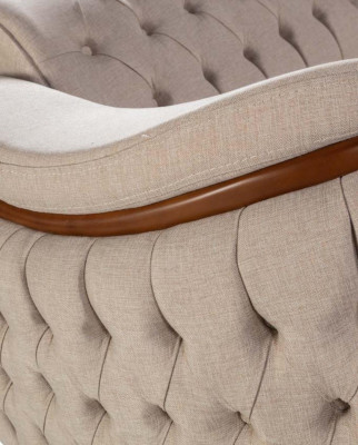 Divano ad angolo Chesterfield.