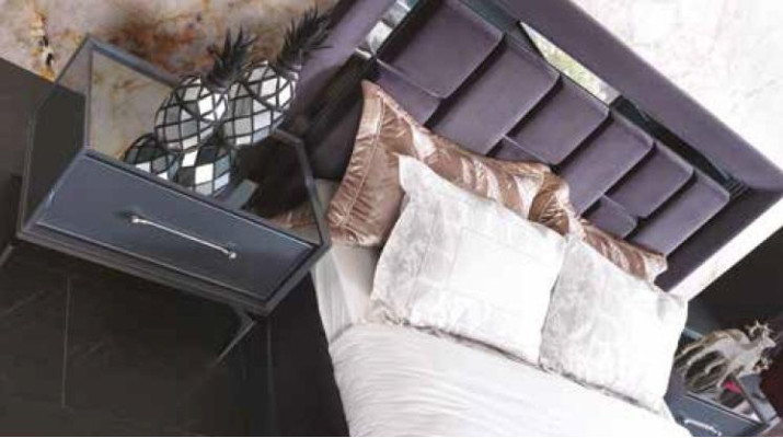 Moderni set da camera da letto grigio con letto, 2 comodini, armadio e cassettiera, 5 pezzi.
