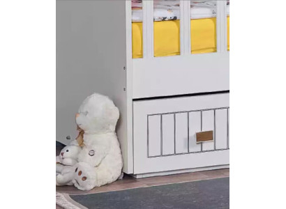 Lettino per bambini con cassettone bianco in stile per la camera dei bambini.