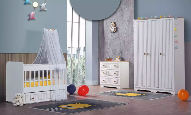 Lettino per bambini con cassettone bianco in stile per la camera dei bambini.