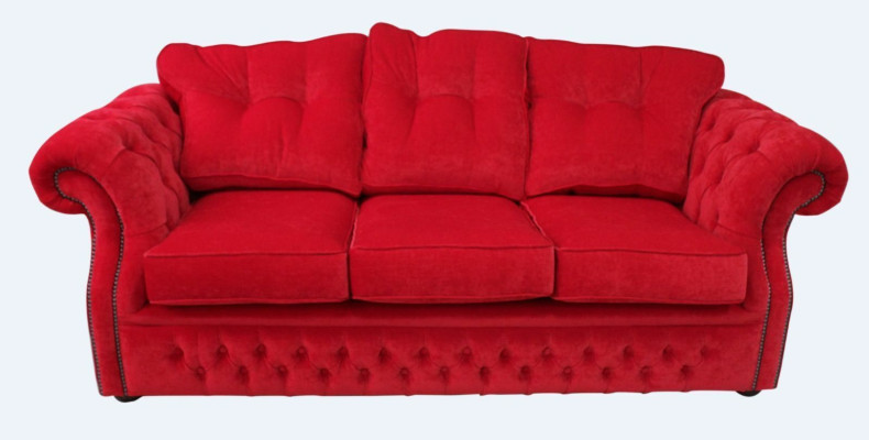 Rossa poltrona Chesterfield in stoffa, tre posti, design per il soggiorno.
