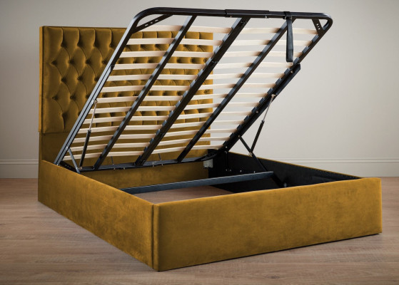 Letto Chesterfield inglese con struttura in tessuto dorato del designer.