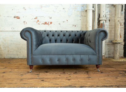 Divano Chesterfield Design 2 posti, in pelle e tessuto grigio.