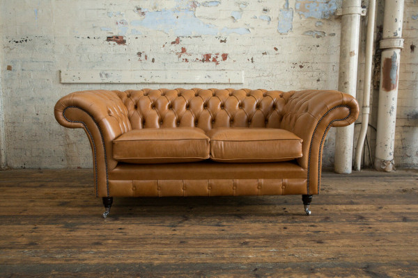 Chesterfield Design Divano di lusso in pelle e tessuto marrone.