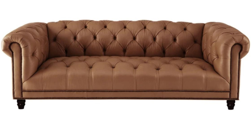Beige divano Chesterfield in pelle a tre posti per il soggiorno, design moderno, nuovo.