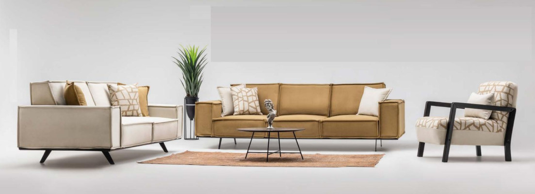 Set divano in tessuto con divano a quattro posti, divano a due posti, poltrona e divano marrone.