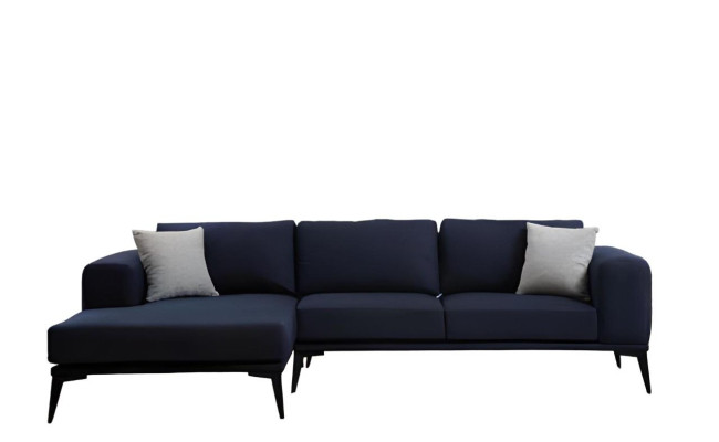 Divano angolare a L blu scuro monocolore in materiale tessile con cuscini per soggiorno.