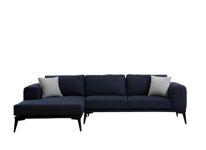 Divano angolare a L blu scuro monocolore in materiale tessile con cuscini per soggiorno.