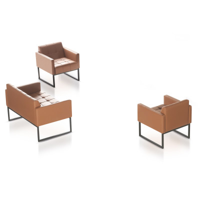 Set da studio 3 pezzi, divano a due posti, 2 poltrone marroni monocolore per il salotto.   Set da studio 3 pezzi, divano a due posti, 2 poltrone marroni monocolore per il salotto.