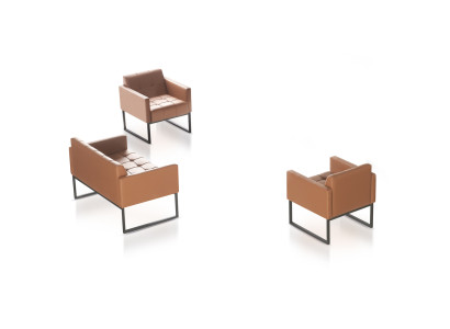 Set da studio 3 pezzi, divano a due posti, 2 poltrone marroni monocolore per il salotto.   Set da studio 3 pezzi, divano a due posti, 2 poltrone marroni monocolore per il salotto.