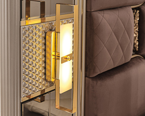 Set per la camera da letto marrone-beige con armadio, letto imbottito e comodini.