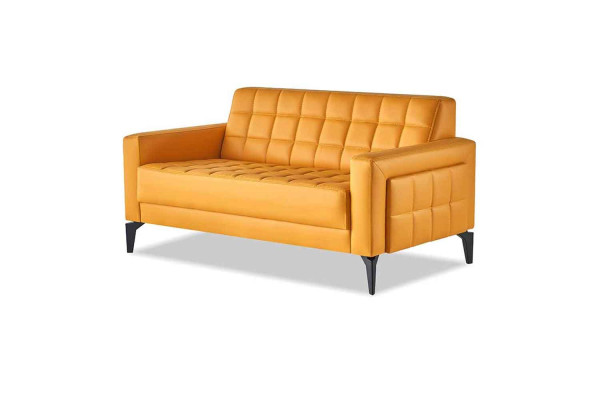 Divano giallo Chesterfield in pelle a due posti.