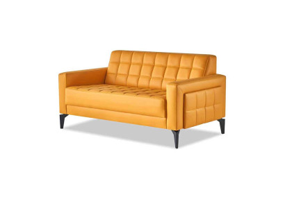 Divano giallo Chesterfield in pelle a due posti.