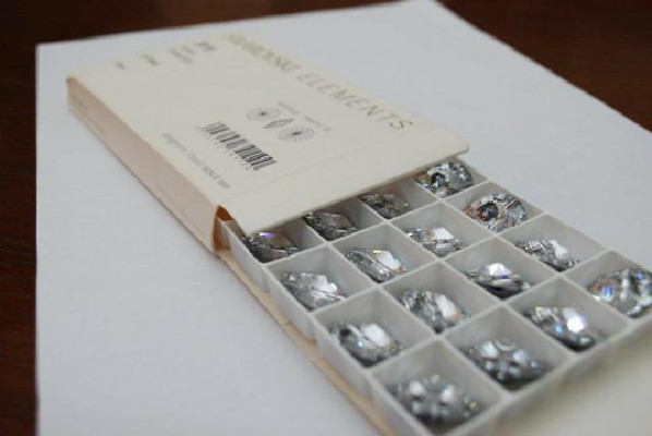 Sofà Chesterfield di design di alta classe imbottito in tessuto di velluto.