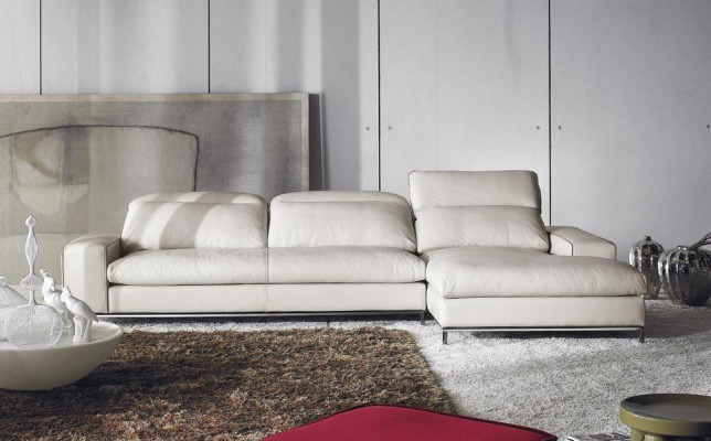 Divano angolare design a forma di L con rivestimento in pelle da soggiorno di lusso.