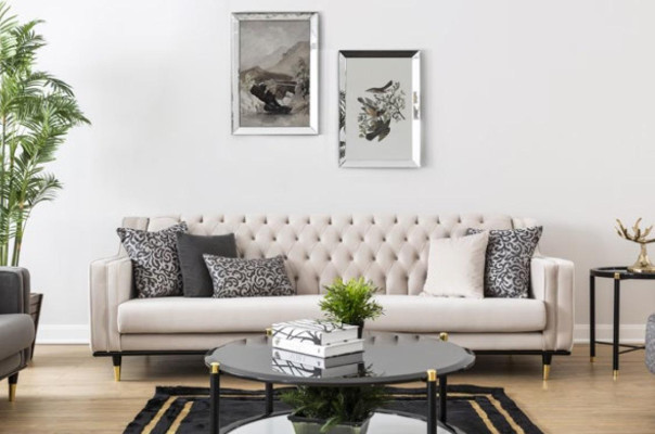 Classico divano Chesterfield a tre posti in beige, sofisticato e di lusso.