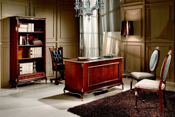 Classico set da scrivania da ufficio composto da scrivania in legno e sedia, stile barocco.