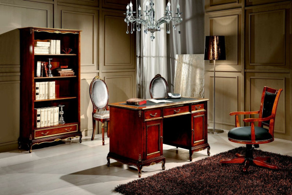 Classico set da scrivania da ufficio composto da scrivania in legno e sedia, stile barocco.