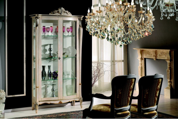 Mobili di design in legno, classico barocco, lusso, vetrina, armadio, scaffale. Mobili italiani nuovi.