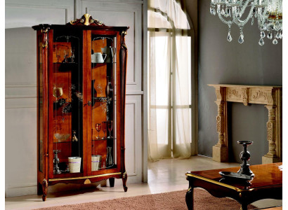 Mobili italiani in legno, design di stile classico, vetrina, armadio, scaffale, armadi.