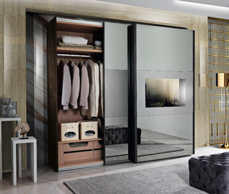 Armadio massiccio per la camera da letto, arredamento italiano in legno massello, armadio in legno.