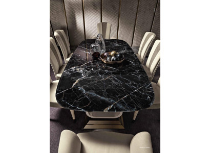 Tavolo da pranzo di lusso in legno massiccio proveniente dall'Italia per arredamento della sala da pranzo.