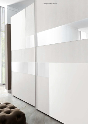 Armadio con ante scorrevoli in legno per guardaroba da camera da letto.