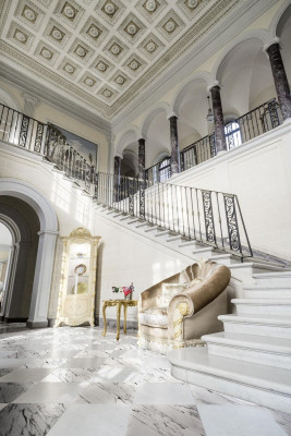 Armadio classico, libreria in legno, nuovo scaffale per libri, vetrina, vetrina libreria.