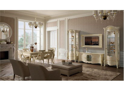 Mobile TV classico e cornice in legno naturale in stile classico.