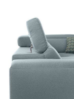 Divano ad angolo morbido e confortevole di design in un esclusivo blu per il soggiorno.