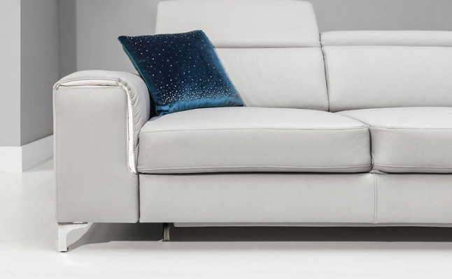 Sofà d'angolo elegante e confortevole per un interno dolce e accogliente.