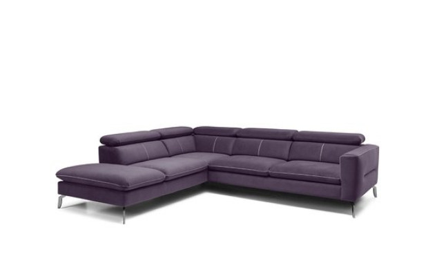 Un divano d'angolo funzionale e elegante in stile moderno per la tua casa con rivestimento di lusso viola.