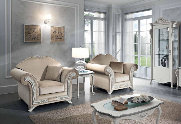 Poltrona di lusso classica singola in legno beige per il soggiorno, mobili italiani.