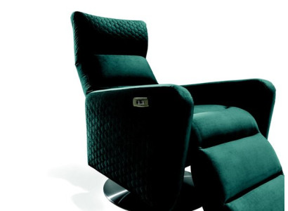 Sedia reclinabile automatica per trattamenti terapeutici televisivi.